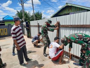 Sambut Ramadhan, Satgas TNI Yonif 756/WMS bersama Masyarakat Bangun Pagar Masjid