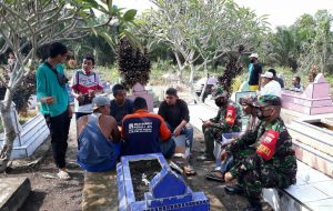 Babinsa Bersama Tokoh Masyarakat Gotong Royong Membersihkan TPU