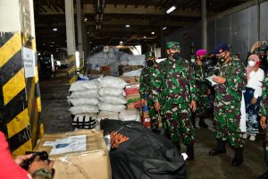 Kasal Lepas KRI Tanjung Kambani-971 Kirim Bansos ke Flores Provinsi NTT