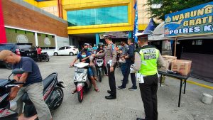 Polres Kampar Gelar Warung Takjil Gratis di Kawasan Plaza Bangkinang