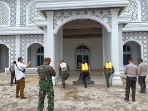 Tim Gabungan Bersama TNI-Polri Lakukan Penyemprotan Disinfektan di Rumah Ibadah