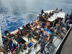 Tiba di Sabu Raijua, KRI AMY-351 Laksanakan Misi Kemanusiaan Bencana Alam Banjir dan Tanah Longsor