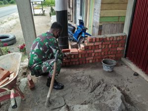 Babinsa Koramil 12/XIII Koto Kampar Goro Bantu Bangun Rumah Warga di Desa Tanjung Alai