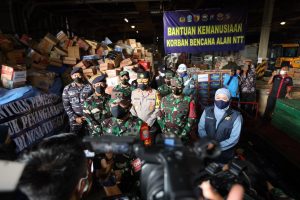 Bansos Masyarakat Jatim Diangkut KRI Tanjung Kambani dari Koarmada II