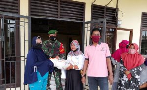 Bulan Ramadhan, Babinsa Koramil 16/Tapung Bantu Pemdes Bagikan Beras Raskin