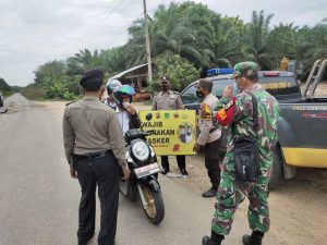 Dibulan Puasa Babinsa Koramil 14/Kepenuhan dan Bhabinkamtibmas Tetap Laksanakan Razia Masker