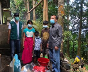 Mendengar 3 Anak Yatim Piatu Tinggal di Lereng Bukit, Kemensos berikan Respon Cepat