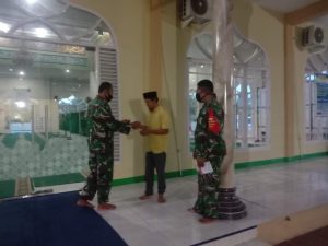 Ciptakan Situasi Kondusif, Anggota Koramil 09/Langgam Terapkan Prokes di Masjid