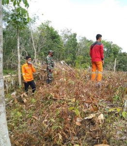 Babinsa Koramil 04/PKL Kuras Cegah Karhutla Dengan Patroli dan Sosialisasi