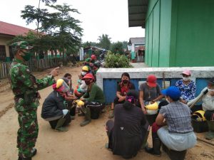 Babinsa Mensosialisasikan Bahaya Covid -19 dan Larangan Mudik Kepada Karyawan PT. MCM Selama Ramadhan