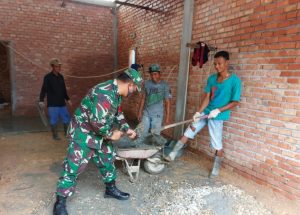 Ciptakan Kebersamaan,Babinsa 07/Kampar Kodim 0313/Kpr Bantu Warga Bangun Rumah