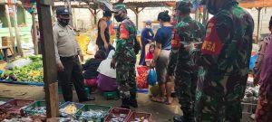 Pastikan Harga Sembako Tetap Stabil, Babinsa dan Bhabinkamtibmas Turun Kepasar Tradisional Lakukan Pengecekan Harga