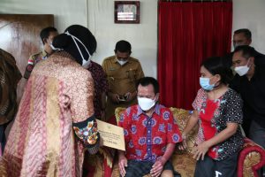 Sambangi Tiga Korban Ledakan Bom, Tri Rismaharini berikan Santunan