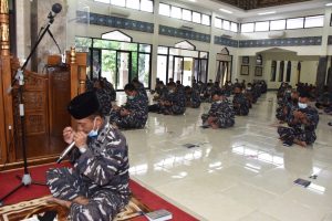 Prajurit TNI AL Bermunajat Panjatkan Doa Keselamatan ABK KRI Nanggala-402