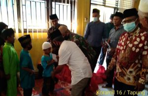 Babinsa Koramil 16/Tapung Dampingi Kades Berikan Santunan Kepada Anak Yatim Piatu