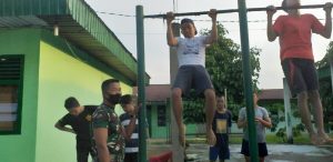 Persiapan Masuk Seleksi Anggota TNI, Babinsa Koramil 08/Tandun Bantu Latihan Pemuda Koto Ranah