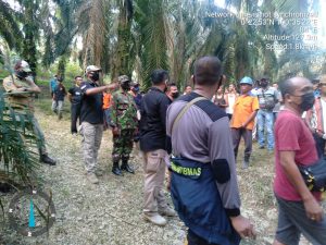 Babinsa Koramil 12/ XIII Koto Kampar Bantu Evakuasi Korban Gantung Diri di Pongkai