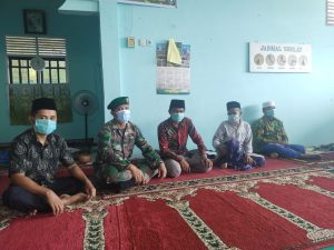 Koramil 12/ XIII Koto Kampar Bagikan Masker untuk Jama’ah Tariqat Nahsyahbandiyah 