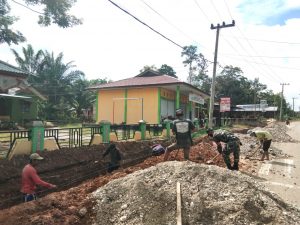 Babinsa Koramil 11/ Tambusai dan Masyarakat Gotong Royong Perbaiki Drainase