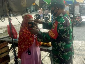 Cegah Penyebaran Covid-19,Babinsa Koramil 07/Kampar Bagi dan Pasangkan Masker Kepada Pedagang Pasar