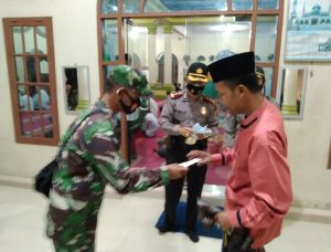 Babinsa Bersama Tim Gabungan Sosialisasikan Prokes dan Bagikan Masker di Mesjid