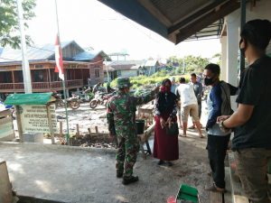 Tegakan Disiplin Prokes, Babinsa Labuhan Bilik Cek Suhu Badan Masyarakat Sebelum Masuk Pasar