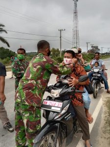 Babinsa Bersinergi Laksanakan Operasi Yustisi Covid-19 di Depan Makoramil 12/ XIII Koto Kampar