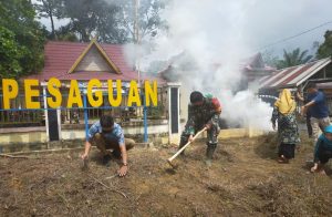 Koptu Yupriandi Bersama Warga Goro Bersihkan Halaman Kantor Desa Pesaguan