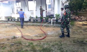 Ruang LAB SMA 1 Kabun Terbakar, Babinsa Koramil 08/Tandun Bantu Padamkan Api
