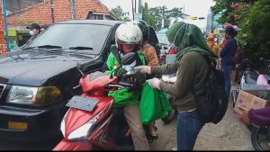 Warga Respon Positif Kegiatan Komunitas Aksi Jumat Berkah berbagi Takjil
