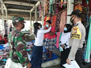 Babinsa Koramil 16/Tapung Bersama Tim Gugus Covid-19 Bagikan Masker Gratis Kepada Pengunjung Pasar
