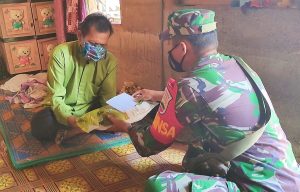 Babinsa Koramil 02/ Rambah Jenguk Warga Yang Sakit
