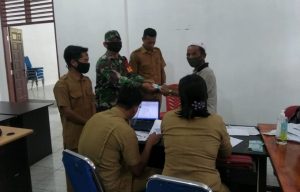 Babinsa Bersama Bhabinkamtibmas Kembali Kawal Penyaluran BLT- DD Tahap I Tahun 2021