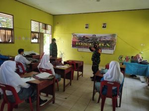Sambangi Sekolah, Babinsa Koramil 16/Tapung Sosialisasikan Penerimaan Prajurit TNI AD