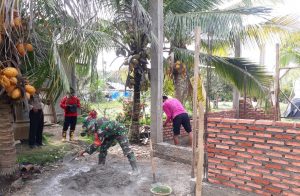 Babinsa Koramil 15/Kuala Kampar Goro Dalam Pembuatan Rumah Warga Binaannya