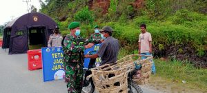 Koramil 12/XIII Koto Kampar dan Polsek XIII Koto Kampar Lakukan Penertiban Masker Didesa Tanjung Alai