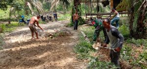 Sambil Menjalankan Ibadah Puasa, Babinsa Koramil 12/XIII Koto Kampar bersama Warga Bersihkan Jalan Desa
