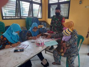 Babinsa Koramil 16/Tapung Dampingi Petugas Kesehatan Berikan Pelayanan Posyandu