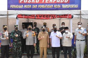 Gubernur Riau Didampingi Kapolda Tinjau Pos Peniadaan Mudik di Perbatasan Riau Wilayah Kampar