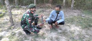Satgas Pamtas RI-RDTL sektor Barat Yonarmed 6/3 Kostrad Terima 1 Buah Granat Senapan 40 mm Buatan Belgia dari Warga