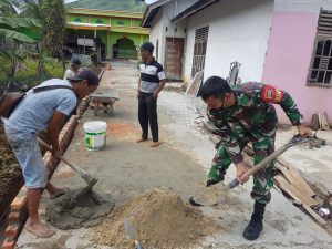 Babinsa Koramil 07/Kampar Bantu Warga Binaan Bangun Rumah