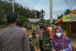 Dukung Penerapan PPKM Mikro, Babinsa Bagikan Masker