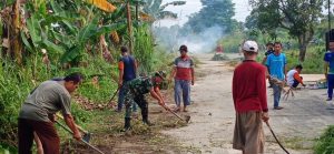 Babinsa Koramil 06/SH Gotong- Royong Bersama Warga Bersihkan Jalan