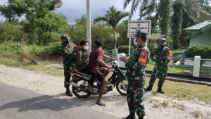 Didepan Makoramil, Anggota Koramil 16/Tapung Berbagi Masker Gratis
