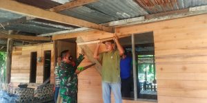 Babinsa Koramil 07/Kampar , Sertu Aswin Bantu Perbaiki Rumah Warga