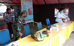 Cegah Penyebaran Covid-19, Babinsa Koramil 08/Tandun Lakukan Pendampingan Penyemprotan Disinfektan