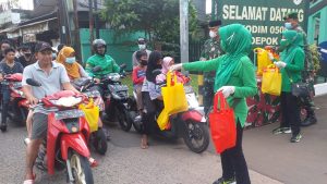 Persit KCK Cabang XXII Kodim 0508 Depok berbagi Takjil Didepan Makodim