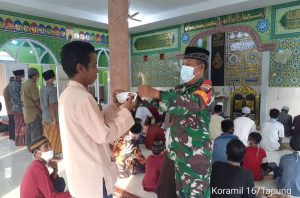 Babinsa Koramil 16/Tapung Bagikan Masker Gratis Kepada Jamaah Sholat Idhul Fitri