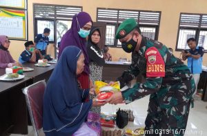 Babinsa Koramil 16/Tapung dan Karang Taruna Bagikan Sembako Kepada Warga Tak Mampu