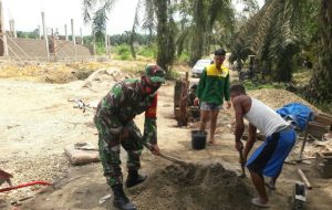 Jalin Keakraban,Sertu Ismansyah Bantu Bangun Rumah Warga Binaan